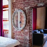 Squit Suits Hotel