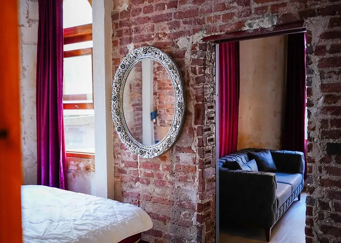 Squit Suits מלון