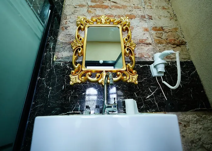 Squit Suits מלון